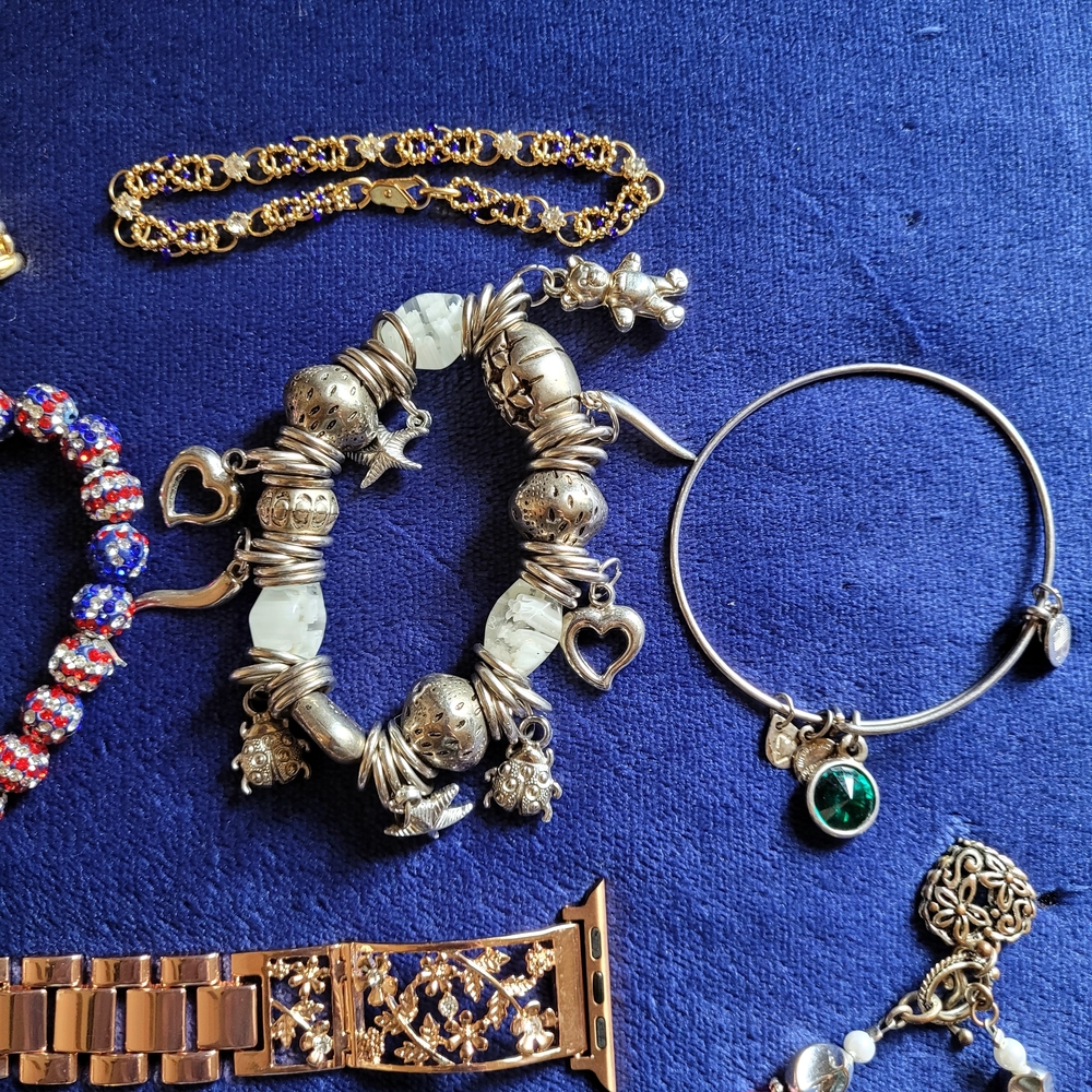 Vintage to Modern Silver and Gold Tone Stretch and Clasp Bracelet Lot - Picture 4 of 5